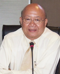 Deputy Mayor Wattana Chantanawaranon announces that this year’s candle contest and parade are scheduled for July 14-15.